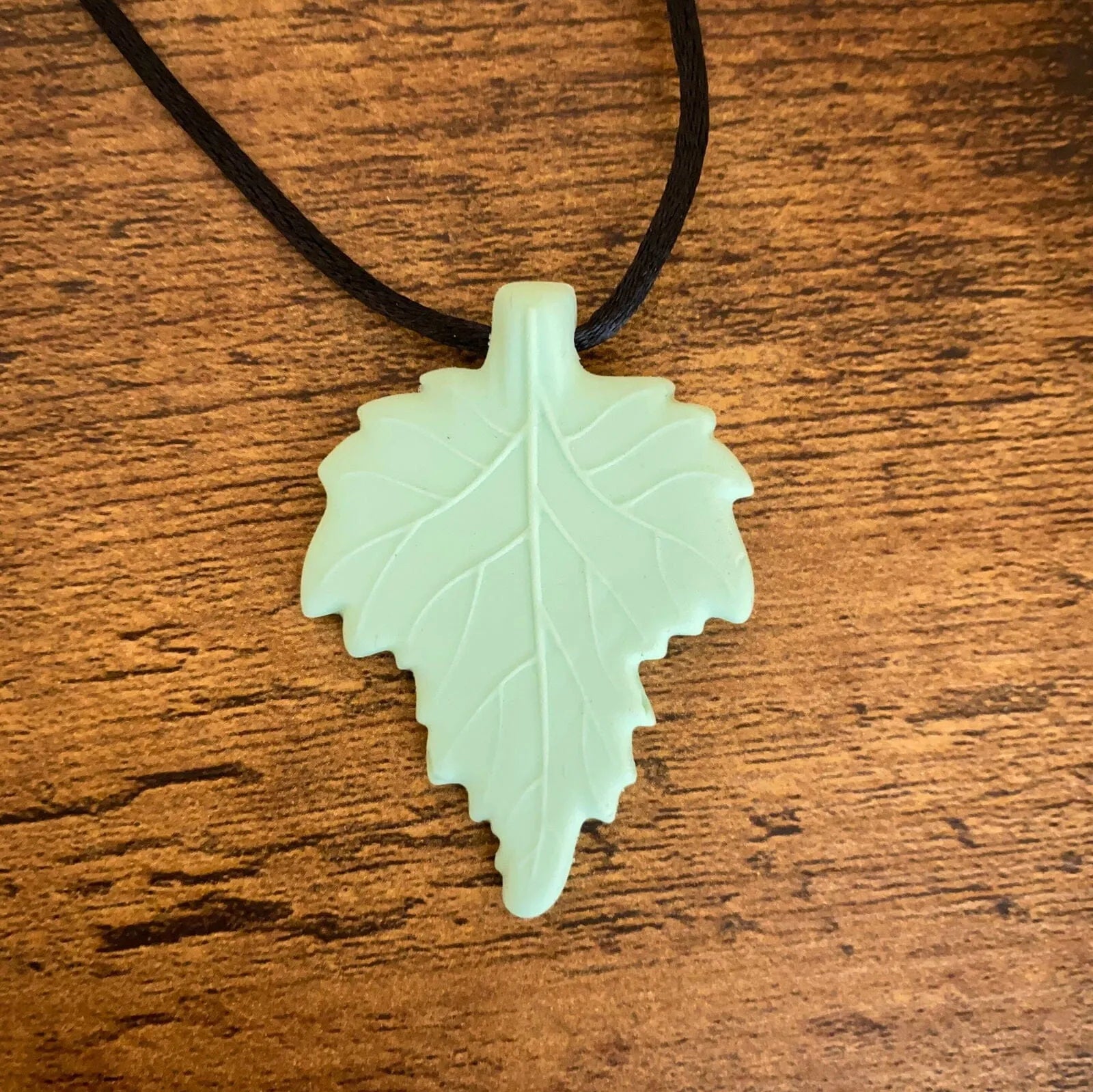 Leaf Pendant Chew Necklace Mint Green